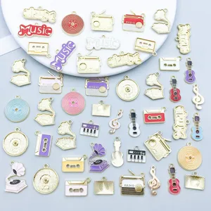 Detailansicht von 50 bunten Musikanhängern aus Legierung für die DIY-Schmuckherstellung.
