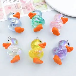 Detailansicht von farbenfrohen perlmuttfarbenen Entenanhängern aus Acryl für DIY.
