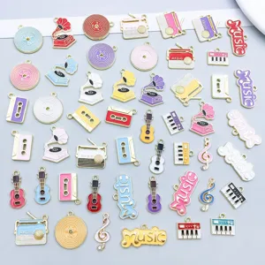 Set von 50 bunten Emaille Musik-Anhängern mit Gitarren, Radios und Platten für DIY-Schmuck