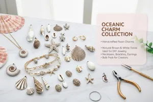 Vue détaillée de breloques en forme de coquillages et d'étoiles de mer pour bijoux DIY.