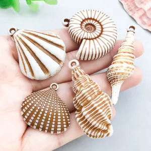 Détails de divers pendentifs en acrylique en forme de coquillages pour bijoux artisanaux