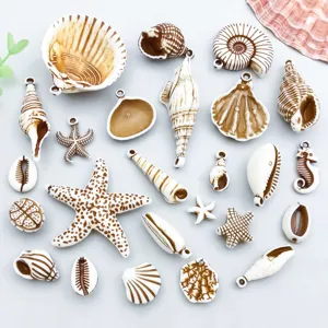 Vue détaillée de 25 pendentifs coquillage et étoile de mer marron et blanc pour bijoux DIY