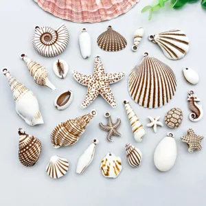Lot de 25 pendentifs en acrylique thème océan marron et blanc, étoiles de mer et coquillages