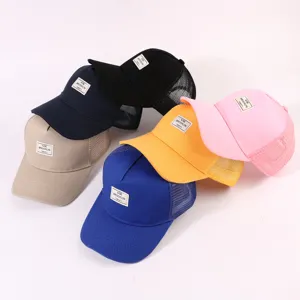 Details modischer Mesh-Baseballcaps mit Textetiketten, atmungsaktive Outdoor-Hüte mehrfarbig.