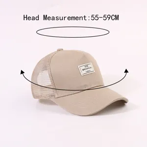 Nahaufnahme der atmungsaktiven Mesh-Baseballcap mit genauer Kopfumfangsanzeige.