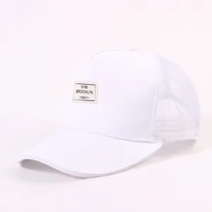 Nahaufnahme der weißen Mesh-Baseballkappe mit gesticktem Aufnäher und atmungsaktivem Design.