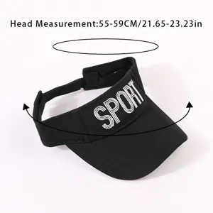 Gros plan détaillé de la visière de sport noire avec broderie blanche pour extérieur.