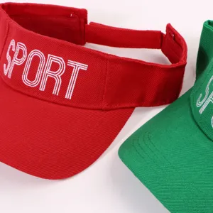 Gros plan détail de la visière de sport brodée élégante montrant une texture fine.