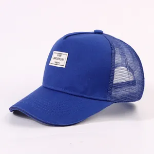 Blaues Mesh-Trucker-Cap mit Frontaufnäher, stilvolle lässige Baseballkappe Outdoor.