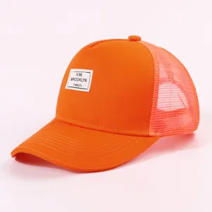 Oranger Trucker Hat mit atmungsaktivem Mesh-Rücken und stilvollem Patch. Freizeit Cap.