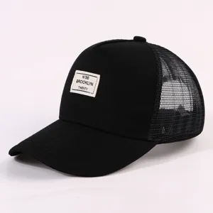 Schwarze Mesh-Trucker-Cap mit stylischem Brooklyn-Stoffaufnäher, atmungsaktive Baseballkappe.