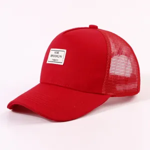 Nahaufnahme der roten Trucker-Cap mit atmungsaktivem Mesh und Brooklyn-Etikett.