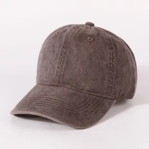 Einfache gewaschene Baumwoll-Baseballkappe, Detailansicht des klassischen Schirms.