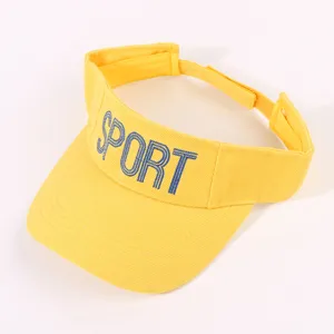 Casquette de sport jaune brodée, visière anti-soleil décontractée en plein air, détail.