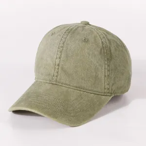 Detailaufnahme der gewaschenen einfarbigen Vintage Baseballkappe aus Baumwolle mit Schirm.