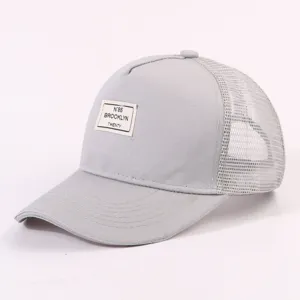 Detailansicht des grauen Trucker-Hat Patches vorne, zeigt die feine Textur und Naht.