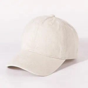 Klassisches Detail einer einfarbigen Baseballkappe mit Belüftungsösen und gebogenem Schirm.