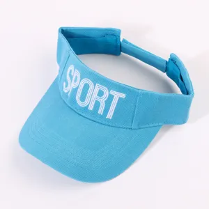 Détail casquette visière bleue, visière sport brodée, chapeau été réglable plein air.
