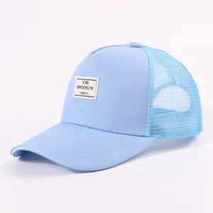 Nahaufnahme des hellblauen Mesh-Baseballcaps mit dem deutlichen vorderen gewebten Aufnäher.