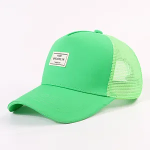 Grüne Trucker Baseballcap Detailansicht mit atmungsaktivem Mesh-Rücken und Front-Stoffaufnäher.