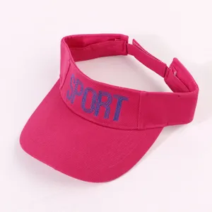 Visière de sport rose avec broderie de lettres bleues, idéale pour la course.