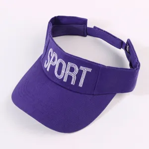 Chapeau visière de sport violet sans haut avec broderie de lettres blanches pour la course.