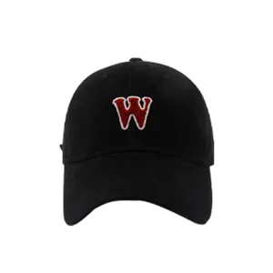 Gorra de béisbol negra ajustable para hombres y mujeres con bordado de letras rojas.