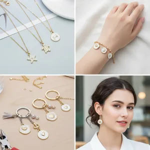 Vista dettagliata dei ciondoli marini bianco perlato su collane, bracciali e gioielli.