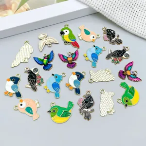 Variété de breloques d'oiseaux en émail coloré pour la création de bijoux DIY.