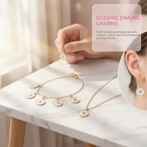 Primo piano di ciondoli marini in smalto bianco perlato su bracciale e collana d'oro