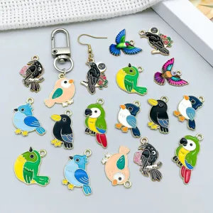 Vue détaillée montrant divers breloques d'oiseaux en émail coloré pour bijoux DIY
