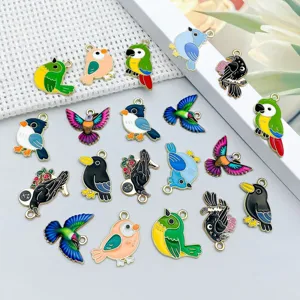 Vue détaillée de breloques d'oiseaux en émail coloré pour la création de bijoux DIY