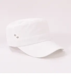 Casquette plate blanche pour randonnee en plein air et loisirs avec oeillets respirants.