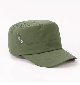 Détail de casquette plate militaire verte, chapeau outdoor avec ventilation et œillets.