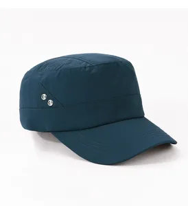 Gros plan détaillé de la casquette plate bleu foncé avec maille respirante et œillets.