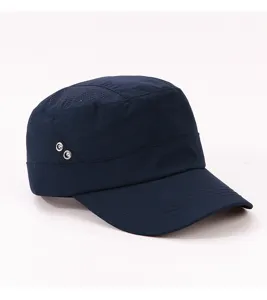 Vue de détail de la casquette plate bleu foncé avec mesh respirant et œillets en métal.