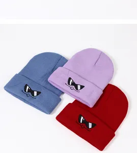 Lindo gorro de punto bordado con gafas de sol de dibujos animados invierno cálido mujer