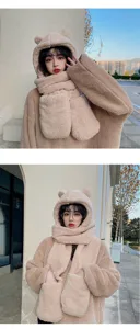 Détail écharpe capuche en peluche avec oreilles d'ours et gants, ensemble d'hiver chaud.