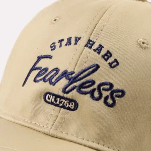 Gorra de béisbol bordada vintage caqui en primer plano, sombrero de algodón suave y elegante.