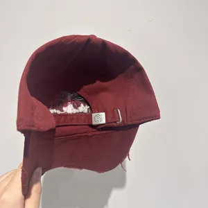 Cappellino da baseball bordeaux slavato con fibbia in metallo, stile vintage per uomo e donna.