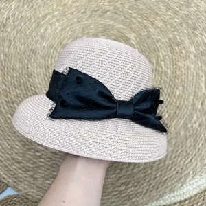 Chapeau de paille élégant d'été femme avec noeud en filet, bord relevé protection solaire détail