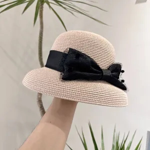 Chapeau bob en paille beige avec ruban noir et nœud en filet, chapeau de soleil élégant.