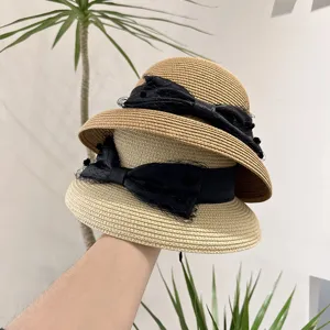 Chapeau de Paille d'Été pour Femmes Élégant Chapeau Bob avec Nœud en Filet Chapeau de Plage Tissé de Protection Solaire Décontracté Casquette de Mode pour Femme