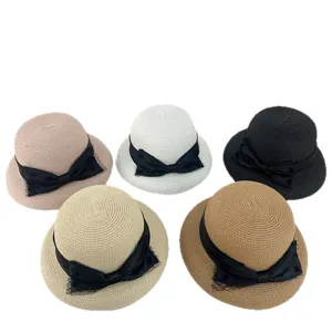 Chapeau de paille d'été pour femmes avec nœud en filet, bob élégant et décontracté anti-soleil.