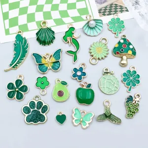 Vista detallada de 20 dijes surtidos de aleación de esmalte verde para accesorios DIY