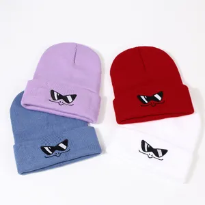 Bonito gorro de punto bordado con gafas de sol, gorro cálido de invierno para mujer.