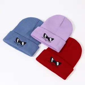 Gorro de punto de invierno con bordado de gafas de sol de dibujos animados, cálido y elegante.