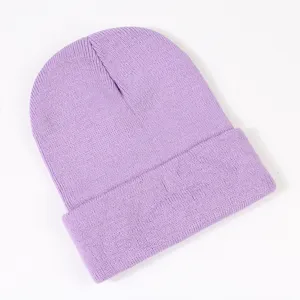 Clásico gorro de punto de invierno en morado claro, gorro suave y cálido para mujer.