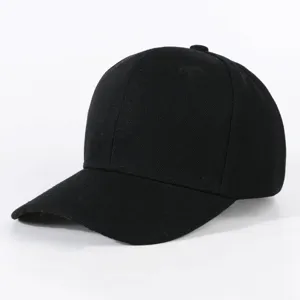 Klassische schwarze Baseballkappe mit breiter Krempe, stabile feste Krone, vielseitiger Stil.