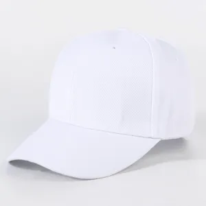 Detailaufnahme einer einfarbigen weissen Baseballkappe mit fester Kappe und Rand.